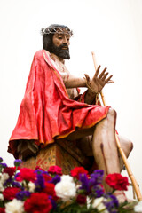Semana Santa en Valladolid, España. Cristo de la Humildad o del Gallo, de Alonso de Rozas (1691). Escultura que representa a Cristo sentado, coronado de espinas y con un manto rojo y una caña. 