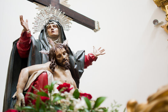 Semana Santa en Valladolid, España. Escultura de La Quinta Angustia, obra de Gregorio Fernández (1625-1627). Imagen que representa a La Piedad, donde La Virgen María sostiene a Cristo muerto