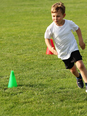 niño corriendo practicando deporte al aire libre