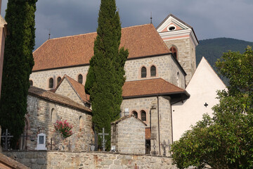 Fototapeta na wymiar Pfarrkirche Maria Himmelfahrt in Schenna