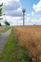 Wasserturm an einem Getreidefeld in Sachsen-Anhalt zwischen Langenweddingen und Calbe, Saale