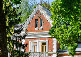 Fototapeta na wymiar Outbuilding for servants. Manor Gatovsky-Poklevsky-Kozell. Palace and park complex in the agricultural town of Krasny Bereg. Belarus