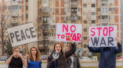 Obraz premium Protesting against the war together