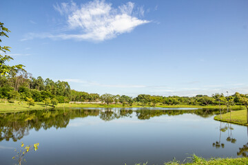 Paisagem de um parque muito arborizado e um lago, na cidade de Goiânia. Parque Leolidio di Ramos Caiado.