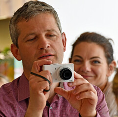 Fototapeta premium paar mit digitalkamera