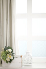 花, まど, テーブル, デコレーション, 花, 部屋, つぼ, くつろいで, 花束, 家, 料理, 結婚式, 装飾物, デザイン, 生計, 鉢, レストラン, ピンク, 家具, 屋内の, ダイニング, とぶ, 光, 窓の下枠