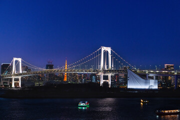 東京お台場のレインボーブリッジと屋形船