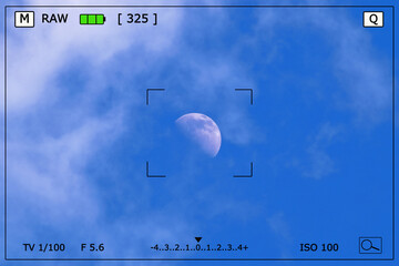 Widok z aparatu fotograficznego na księżyc .