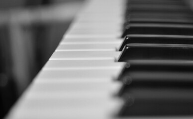 Vue en plong&eacute;e des touches d'un piano avec une mise au point sur la note permettant de jouer le Do