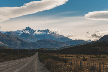 carretera nubes y monta&ntilde;a hermosa