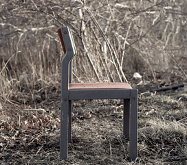 Krzesło w zaroślach - stare i puste