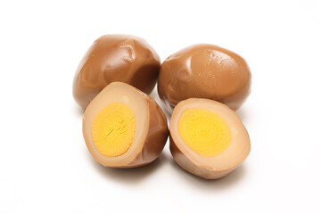 白背景の味付け卵