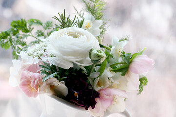 春の花束・ラナンキュラス・パンジー・クリスマスローズなど