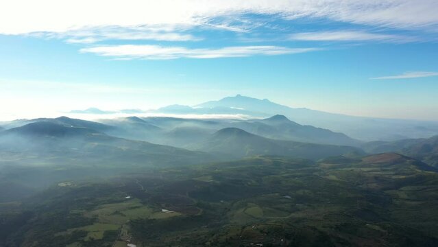 Hermoso paisaje de la sierra de Tapalpa entre cerros y monta&ntilde;as nubes y cielo