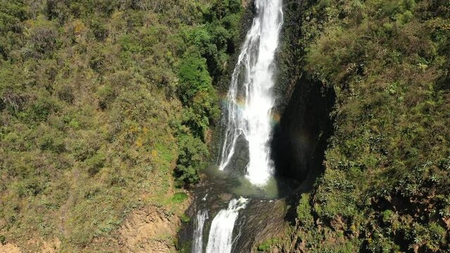 Cascada  catarata agua corriente llamada Salto Del Nogal Tapalpa Jalisco Mexico  hermoso paisaje rodeado de &aacute;rboles