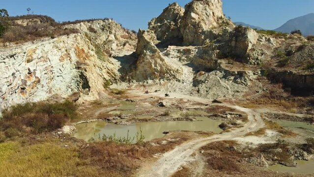 4K Recorrido en motocicleta en una mina abandonada con perspectiva a&eacute;rea de dron