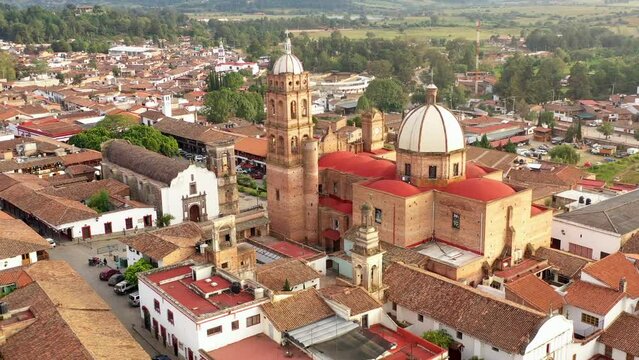 Tapalpa pueblo m&aacute;gico de Jalisco M&eacute;xico rodeado de un gran bosque vista a&eacute;rea desde arriba del pueblo con su iglesia en el centro de la plaza y rodeada de caba&ntilde;as para turismo
