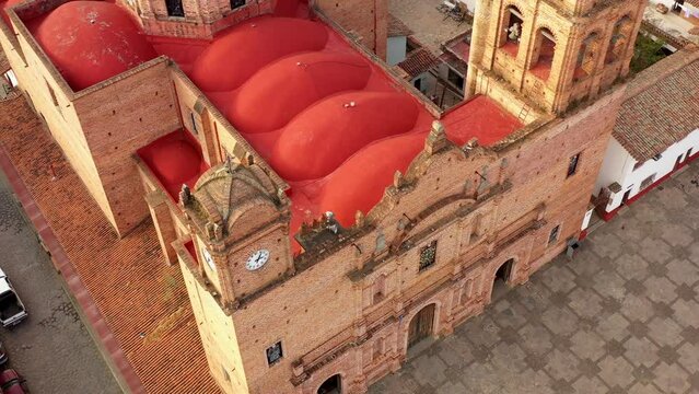Hermosa vista a&eacute;rea del templo iglesia parroquia de Tapalpa Jalisco M&eacute;xico excelente destino para visitar turismo 