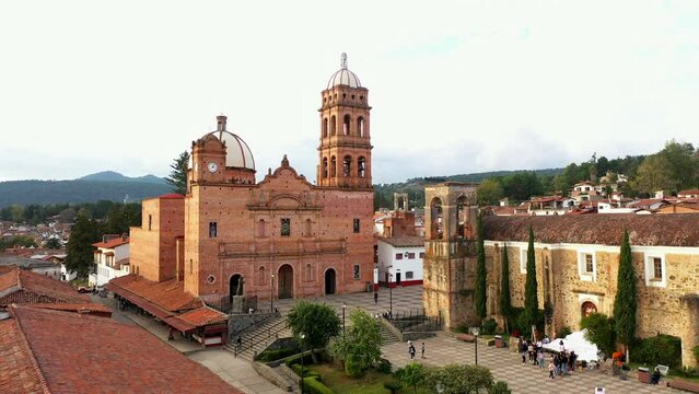 Vista de frente del templo iglesia parroquia del lugar famoso y pueblo m&aacute;gico de Tapalpa en Jalisco M&eacute;xico en su pueblo pintoresco y t&iacute;pico