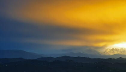 Tramonto di luce e oro sulle montagne e le valli dell’Appennino
