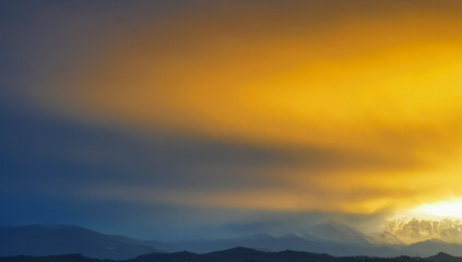 Fototapeta premium Tramonto di luce e oro sulle montagne e le valli dell’Appennino