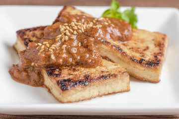 肉みそ豆腐ステーキ