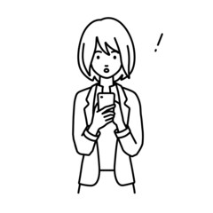 立ってスマートフォンを操作して何かに気づいて驚いたジャケットの女性