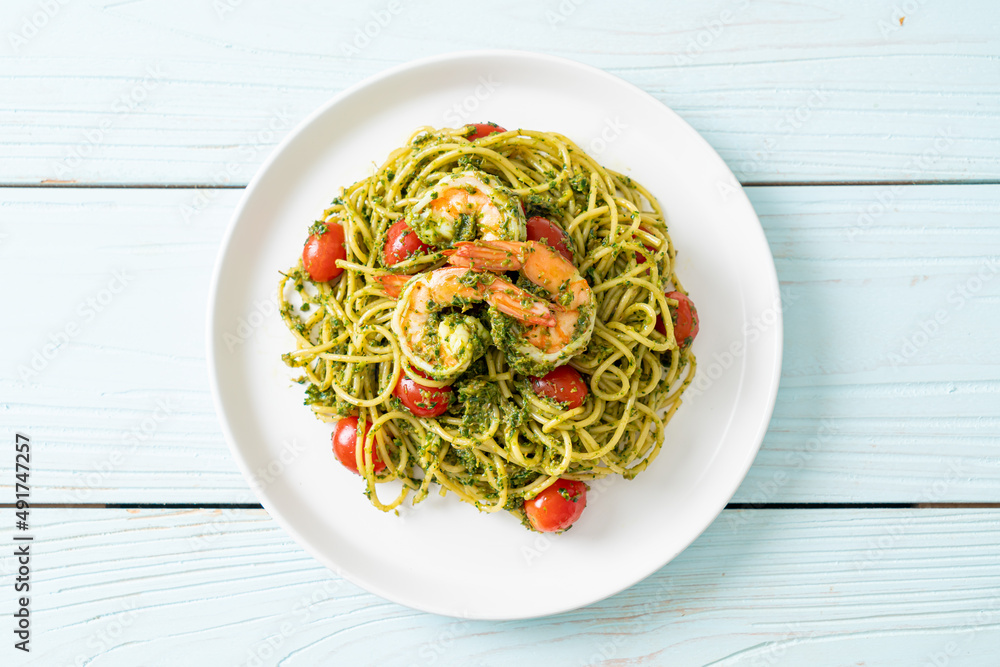 Wall mural spaghetti with prawns or shrimps in homemade pesto sauce