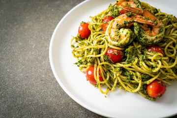 Spaghetti with prawns or shrimps in homemade pesto sauce