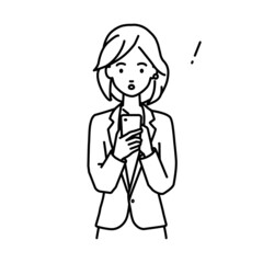 立ってスマートフォンを操作して何かに気づいて驚いたスーツの女性