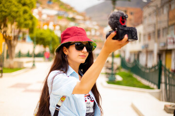 Fototapeta premium Mujer turista blogueando en un pueblo