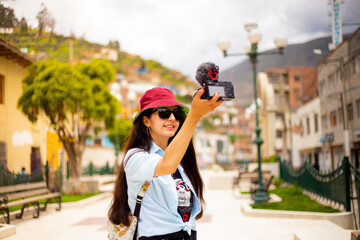 Mujer turista blogueando en un pueblo