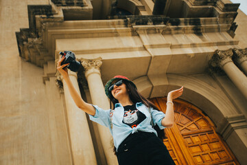 Mujer turista blogueando a fuera de una catedral