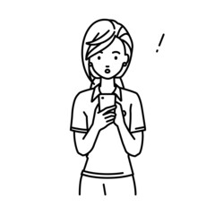 立ってスマートフォンを操作して何かに気づいて驚いたポロシャツの女性