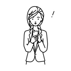 立ってスマートフォンを操作して何かに気づいて驚いたスーツの女性