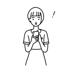 立ってスマートフォンを操作して何かに気づいて驚いたエステ店員・受付・接客業の女性