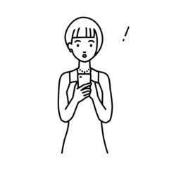 立ってスマートフォンを操作して何かに気づいて驚いたドレスの女性