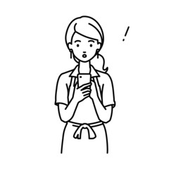 立ってスマートフォンを操作して何かに気づいて驚いた店員の女性