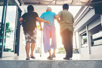 Obraz premium take care his father who has alzheimer's disease.Memory problems due to Dementia and Alzheimer's disease as a medical health care concept with a headache and brain scared. Concept happy family.