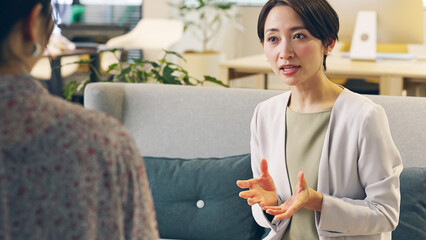 会話する女性　インタビュー　面談