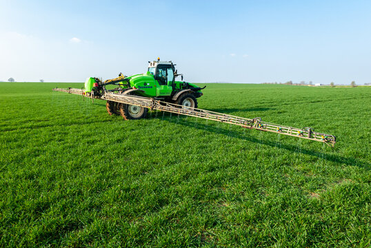 Epandage d'engrais liquide sur un champ de bl&eacute; au printemps &agrave; l'aide d'un &eacute;pandeur automoteur