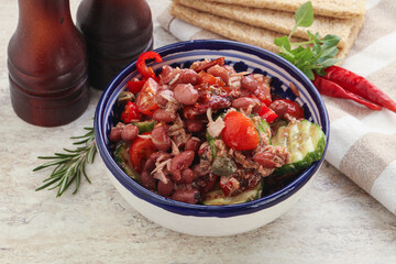 Tuna salad with bean and tomato