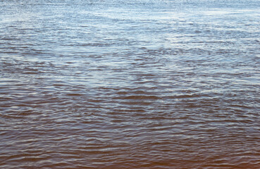 Obraz premium The textured surface of the water in the lake. Can be used as a background for text.