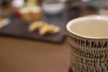 日本酒とおつまみがある晩酌中のダイニングテーブル