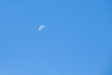 moon under blue sky during daytime