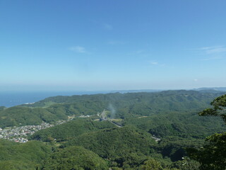 鋸山の山頂から見る房総半島の山並みと東京湾（千葉県鋸南町）