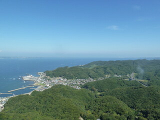 Fototapeta na wymiar 鋸山の山頂から望む浜金谷の街並みと東京湾（千葉県鋸南町）