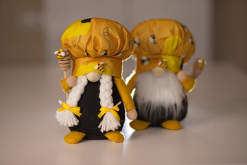 dwarf, elf, yellow elf, dwarf with a spoon for honey