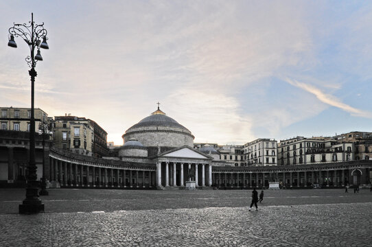 Napoli, piazza del Plebiscito e Basilica Reale Pontificia San Francesco da Paola