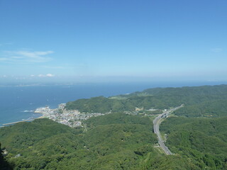 鋸山の山頂から望む浜金谷の街並みと東京湾（千葉県鋸南町）